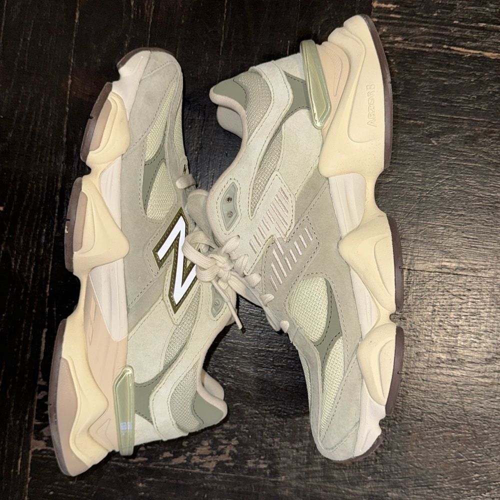 Womens New Balance 9060 Olivine size 9
